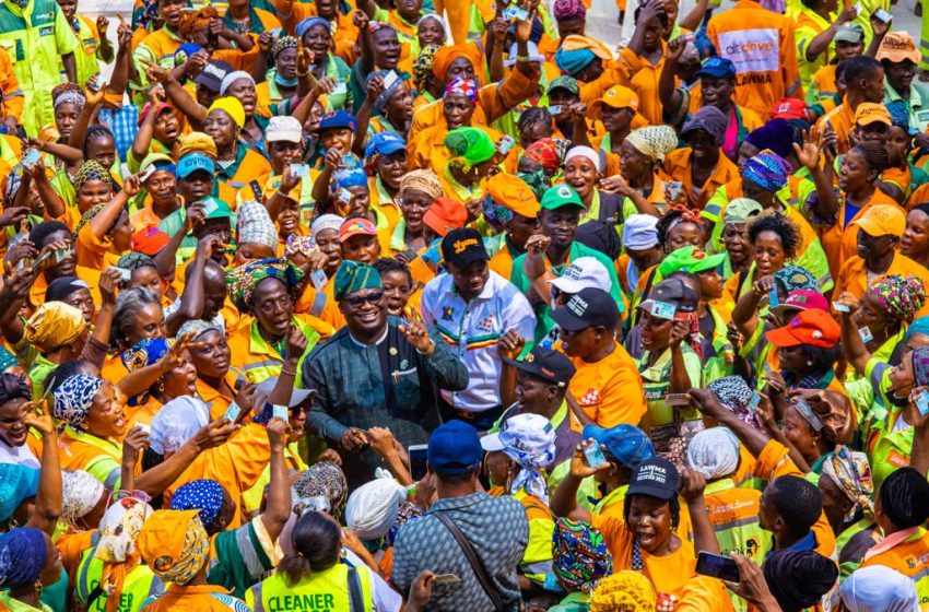  Sanwo-Olu Increases Sanitation Workers’ Salary