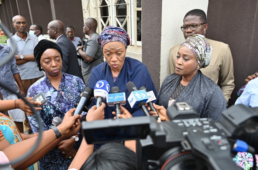  TINUBU’S WIFE, LAGOS FIRST LADY, OTHERS VISIT TRAIN CRASH VICTIMS
