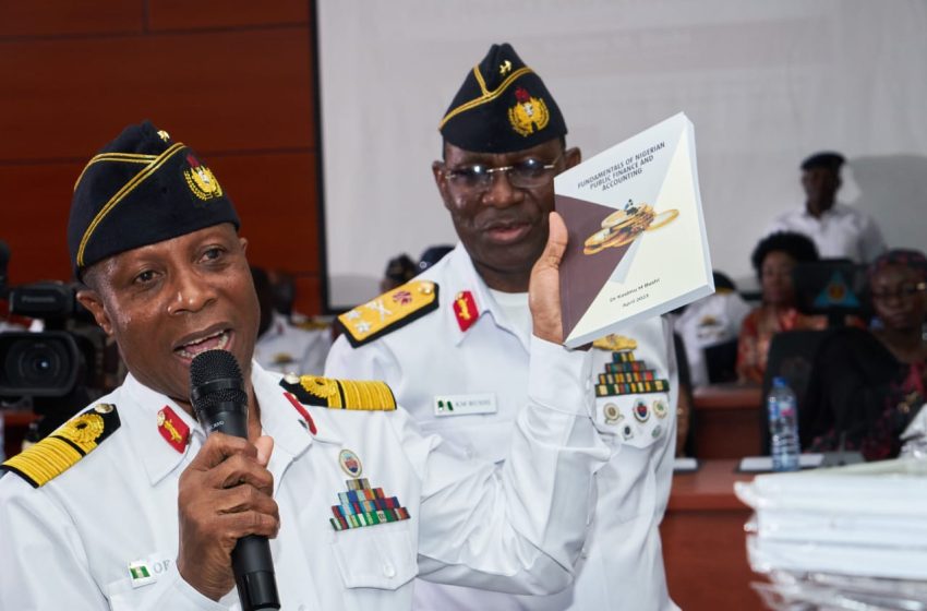  Navy Finance Chief Unveils Book on Public Finance System