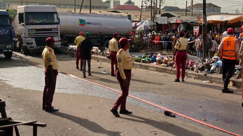  LASTMA AVERTS ANOTHER MAJOR FIRE DISASTER AS ANOTHER PETROLEUM TANKER GOT HOOKED AT IKOTUN, LAGOS.