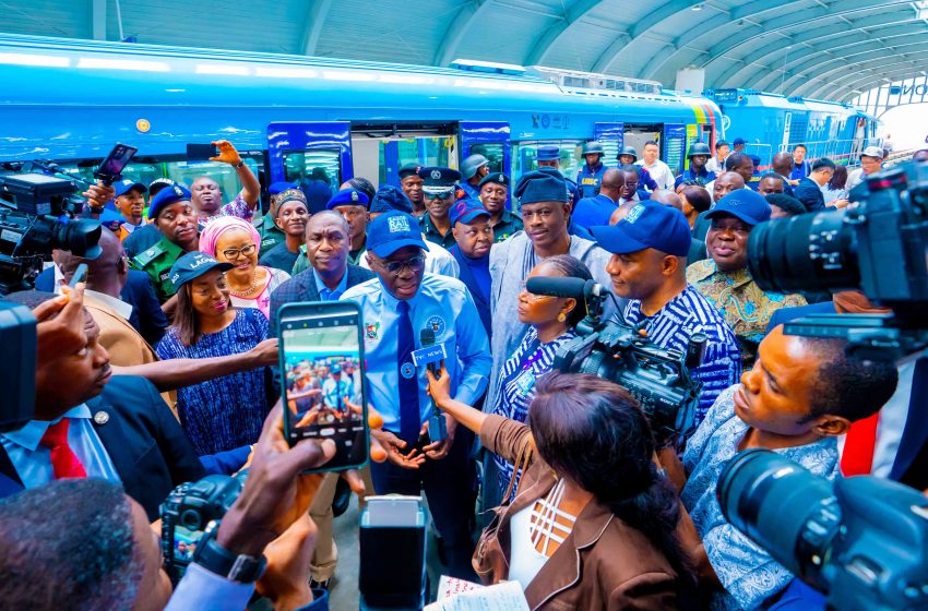  SANWO-OLU FLAGS OFF COMMERCIAL OPERATIONS OF LAGOS BLUE RAIL WITH 800 PASSENGERS