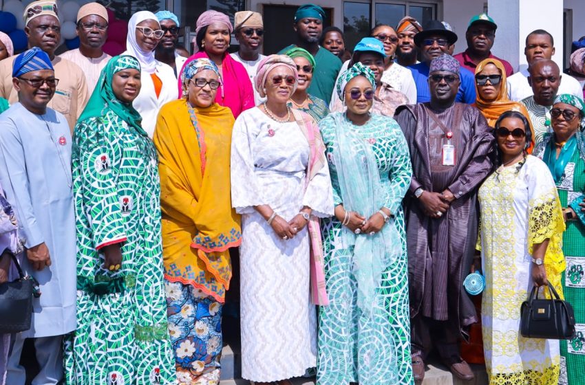  FIRST LADY, SENATOR OLUREMI TINUBU WELCOMES NIGERIA’S FIRST BABY OF 2026, PRESENTS BIRTH CERTIFICATE TO THE NEWBORN* 